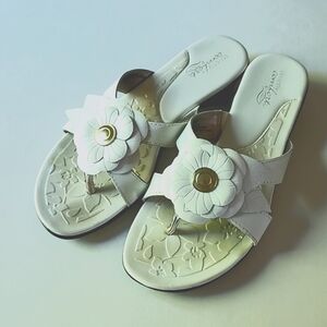 STRICTLY COMFORT White Leather Floral Detail Thong Sandals Size 7
